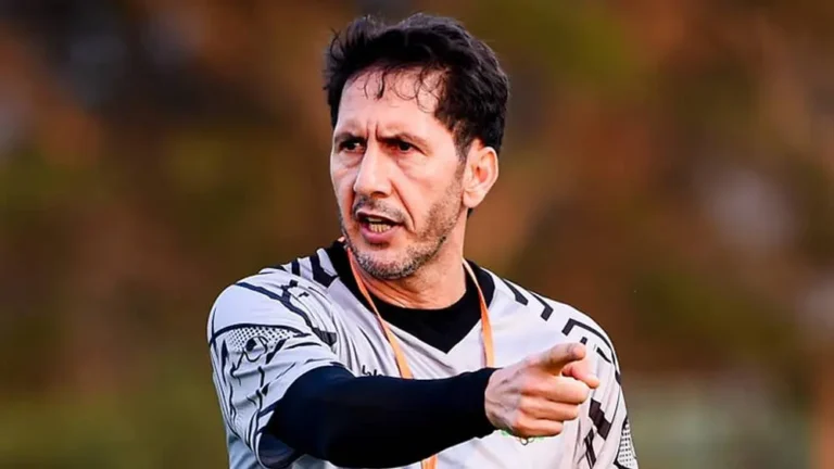 فريق جنوب أفريقي يتعاقد مع مدرب مغربي لقيادته