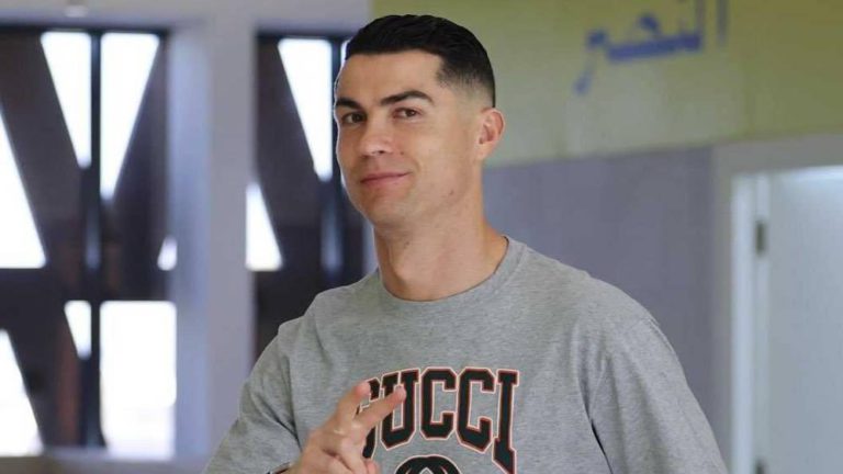 سبع ساعات في الجو.. تفاصيل مغادرة طائرة رونالدو إلى مدريد