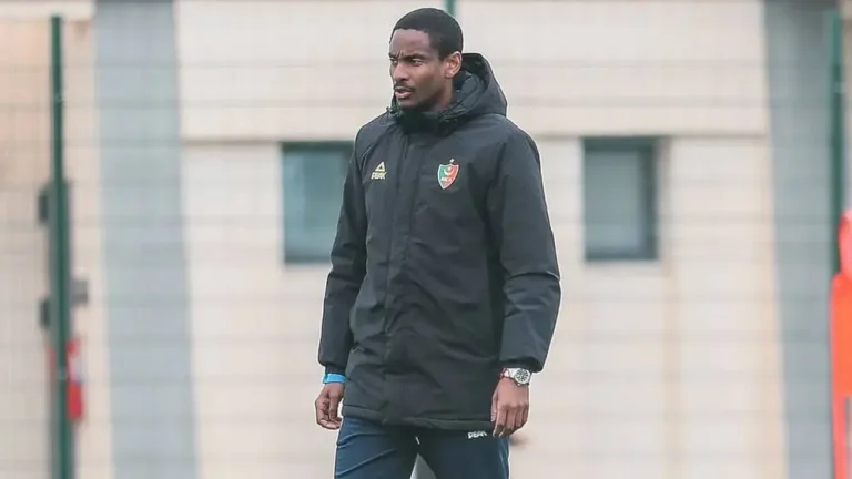 توقيف المدرب موكوينا في مطار بومدين بالجزائر والتهمة مضحكة !