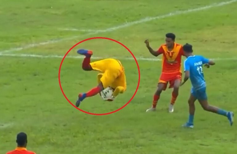 حادثة غريبة.. حارس يركل مهاجمًا بعد شقلبة خلفية ويتسبب في ضربة جزاء (فيديو)