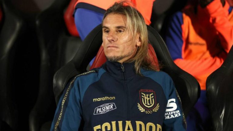 مدرب الإكوادور يثني على لاعبيه بعد التعادل أمام المغرب