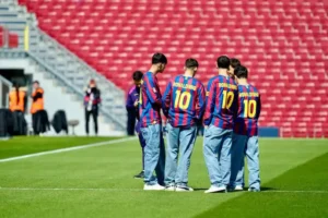 لاعبو برشلونة يفاجئون الجماهير بقميص رونالدينيو خلال مواجهة رايو فاييكانو (فيديو)