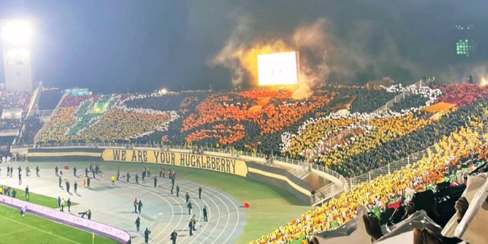 جمهور المغرب الفاسي ينتفض في وجه اللاعبين والتحكيم