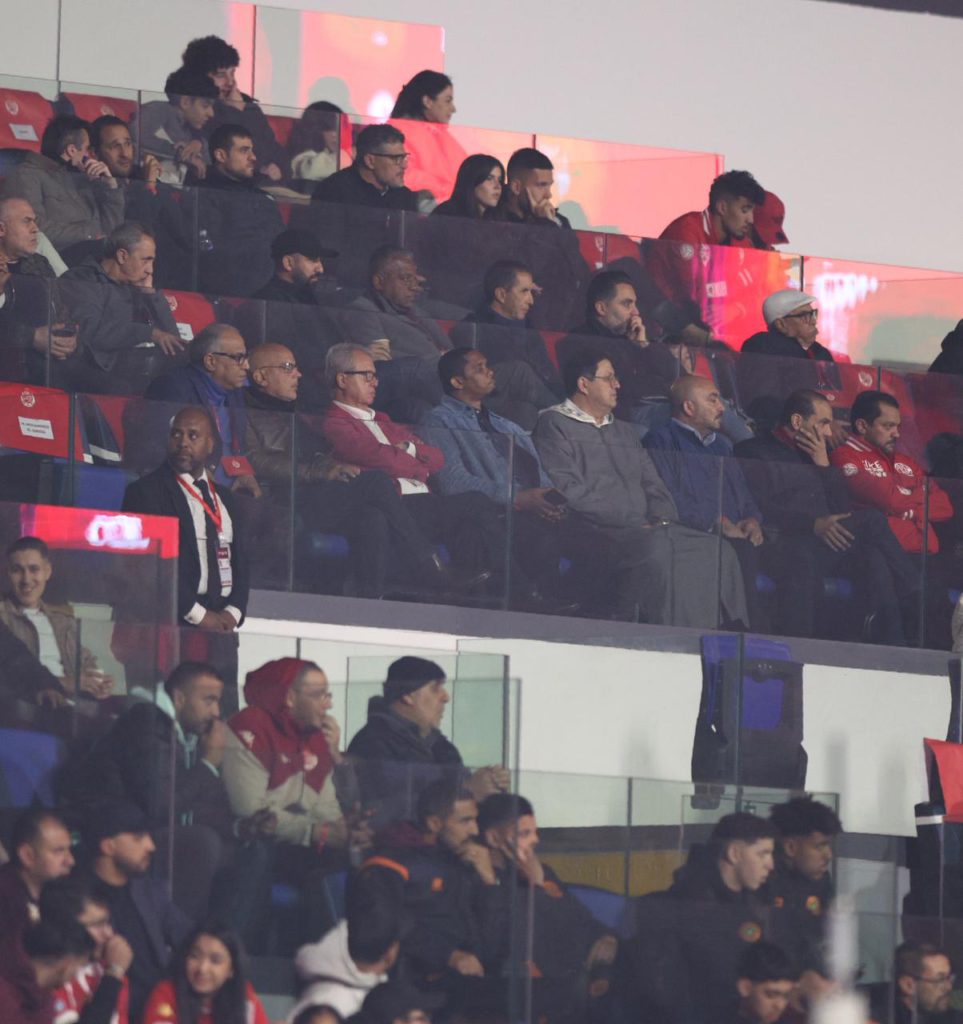 صامويل إيتو يحضر مباراة الوداد الرياضي ونهضة بركان