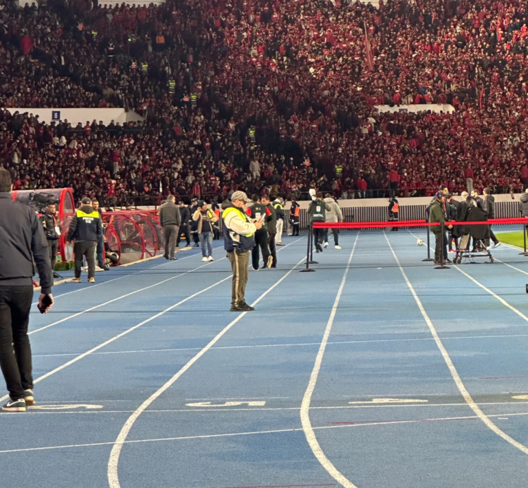 قبل كلاسيكو الوداد والجيش… جدل بسبب منع مصورين من الفضاء المخصص لهم خلال إحماءات الفريق