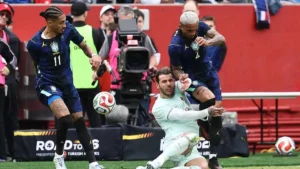 برشلونة يواجه صدمة كبيرة بعد إصابة نجم برازيلي