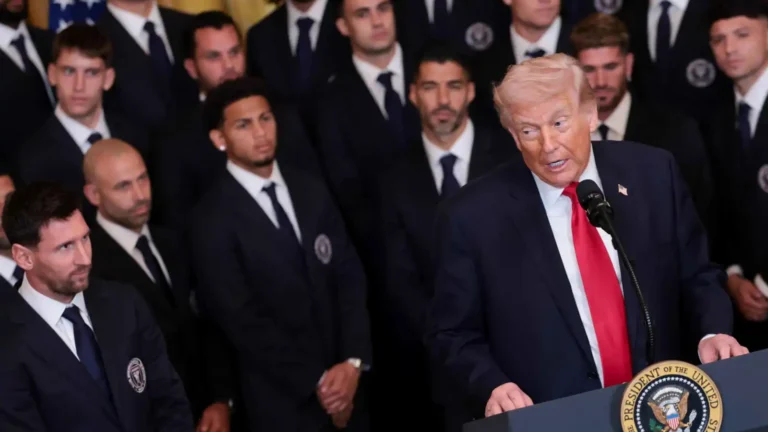 رد فعل غير متوقع من ميسي لحظة حديث ترامب عن كريستيانو رونالدو (فيديو)