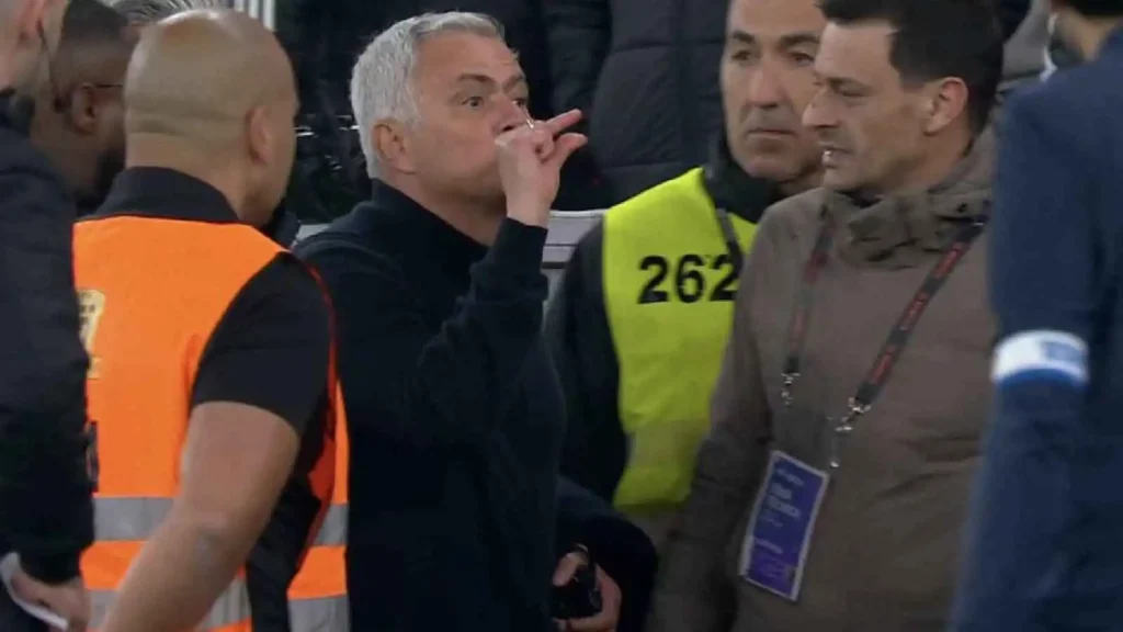 اتهامات الخيانة تتسبب في طرد مورينيو أمام بورتو في كلاسيكو البرتغال (فيديو)