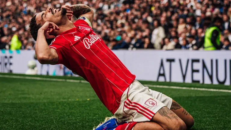 نوتنغهام فورست يضرب توتنهام بثلاثية ويشعل صراع البقاء