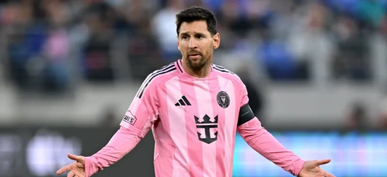 قميص ميسي يتعرض للحرق في إيران لسبب غير متوقع