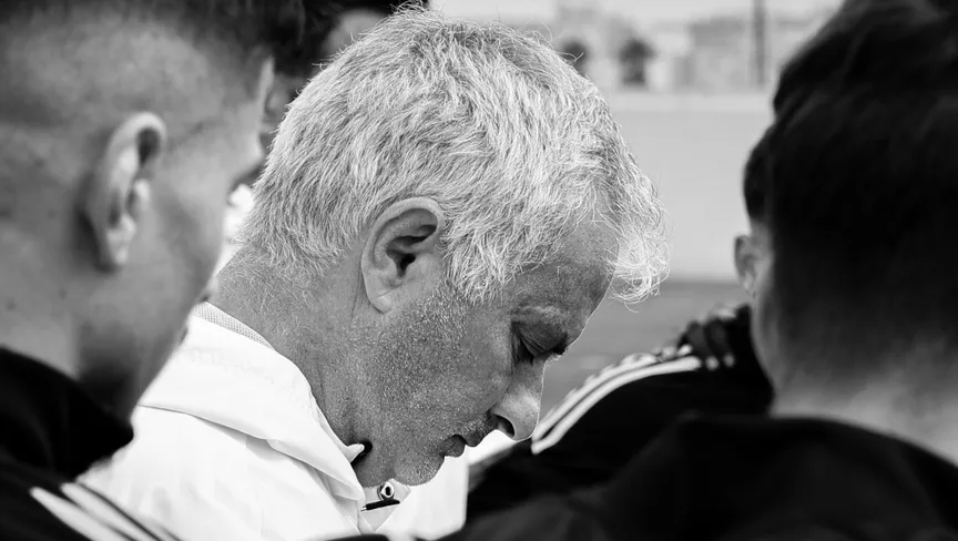 جوزيه مورينيو ينهار بالبكاء قبل مباراة بنفيكا لهذا السبب