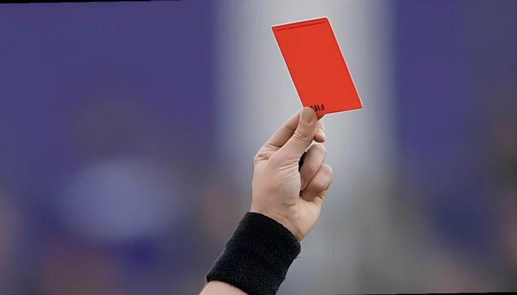 فوضى غير مسبوقة.. حكم يشهر 24 بطاقة حمراء في مباراة واحدة!