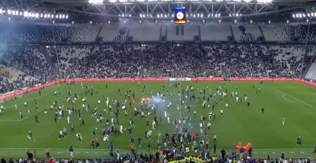 صادم.. جماهير جزائرية تقتحم أرضية ملعب مباراة الأوروغواي