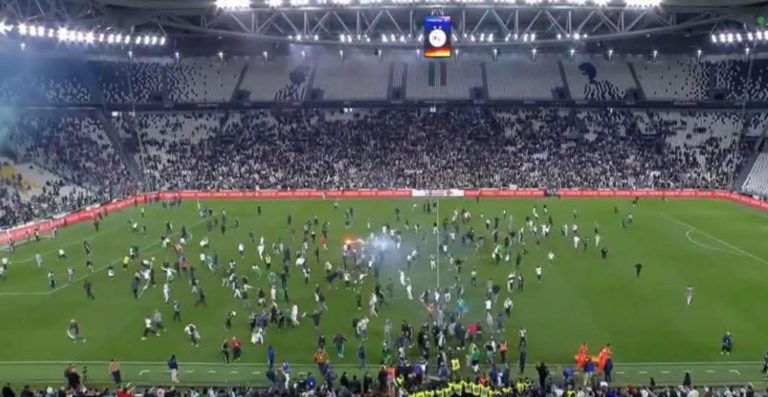 صادم.. جماهير جزائرية تقتحم أرضية ملعب مباراة الأوروغواي