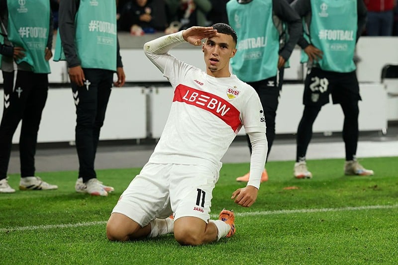 بلال الخنوس يصنع الفارق مجددًا ويقود شتوتغارت لتعادل ثمين