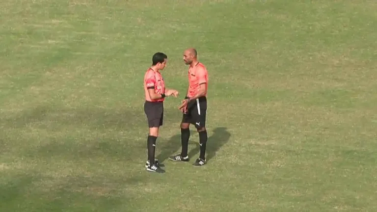 الإتحاد المصري يعاقب حكما استعان بالهاتف لمراجعة لقطة في غياب الـ VAR