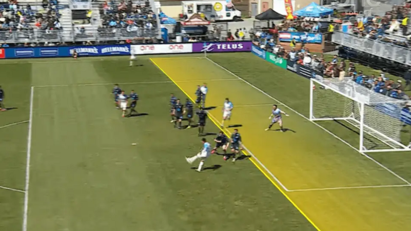 تطبيق تاريخي لقانون التسلل الجديد في الدوري الكندي (فيديو)