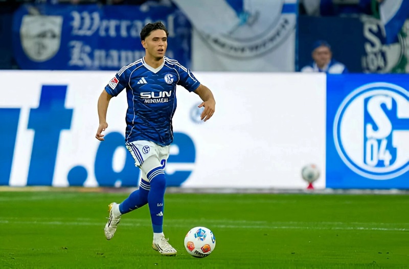 نجم مغربي يفرض نفسه بقوة في شالكه ويقود الفريق نحو الحلم