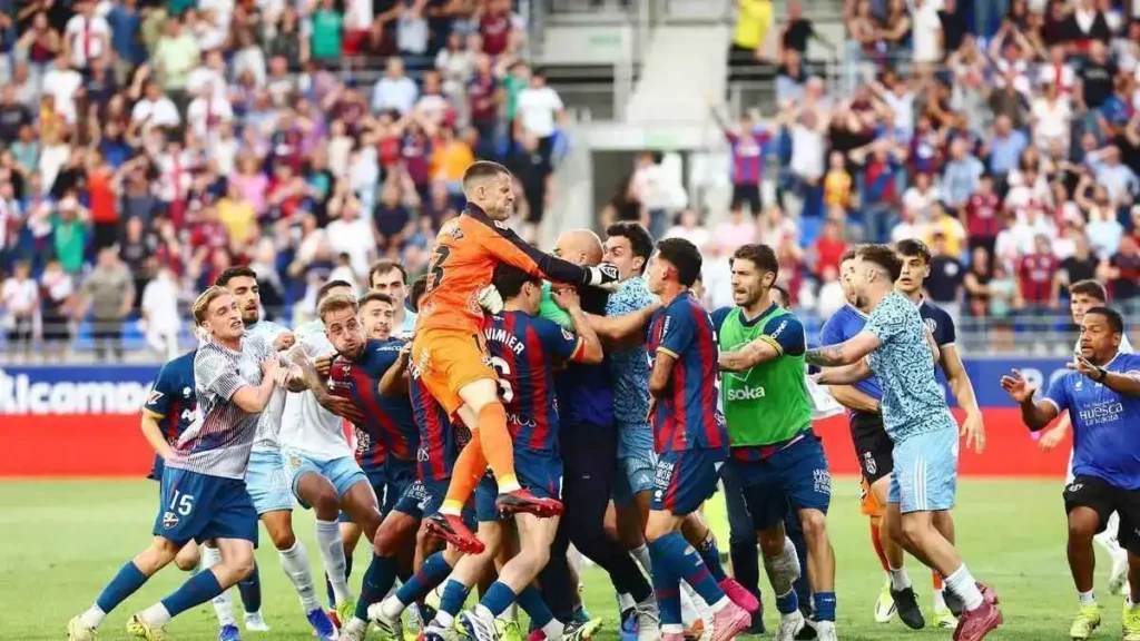 عقوبة ثقيلة في حق حارس سرقسطة بعدما لكم لاعبا وتسبب في فوضى داخل الملعب