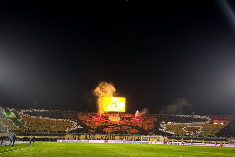 أزمة “تيفو” تشعل غضب جماهير المغرب الفاسي