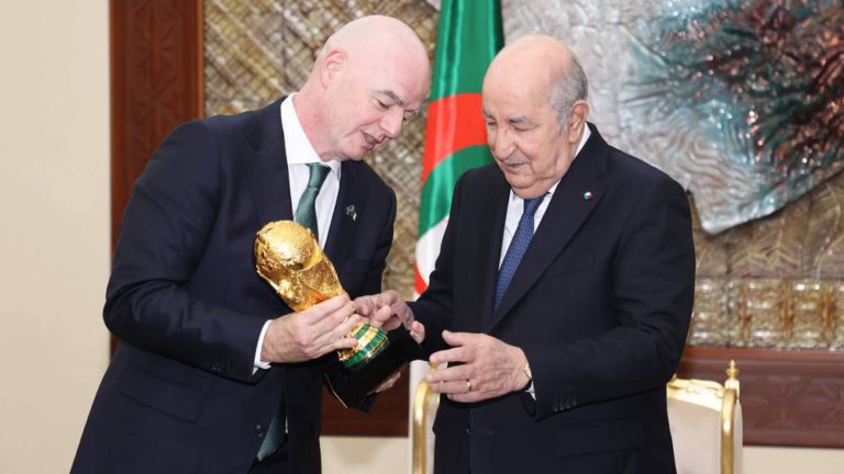 رئيس "الفيفا" يزور الجزائر ويلتقي مع تبون