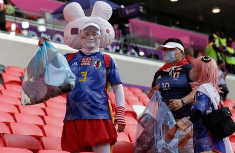سلوك يهز العالم.. لماذا تنظف جماهير اليابان الملاعب بعد المباريات؟