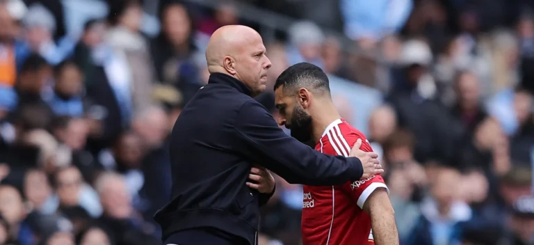 سلوت يكشف سر استبعاده لمحمد صلاح أمام باريس سان جيرمان