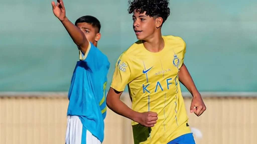 النصر السعودي يتجه لتصعيد نجل كريستيانو رونالدو للفريق الأول