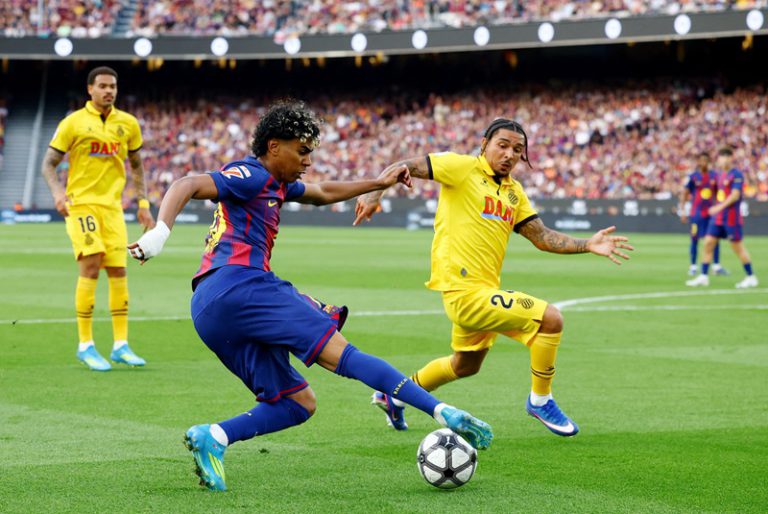 برشلونة يكتسح إسبانيول في ديربي كتالونيا ويعزز صدارته للليغا