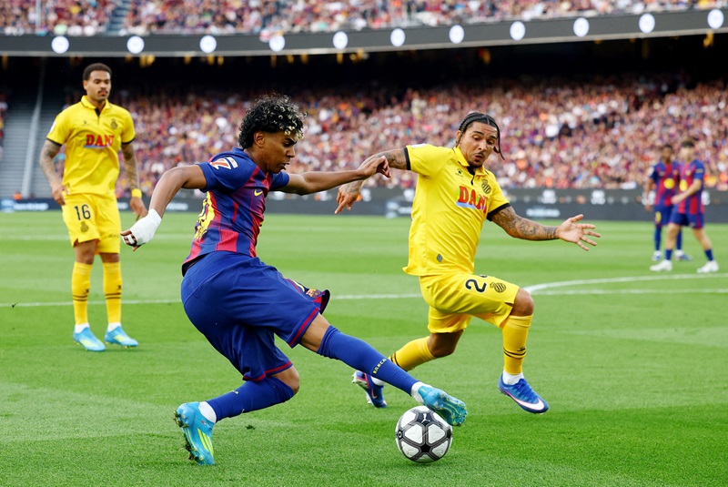 برشلونة يكتسح إسبانيول في ديربي كتالونيا ويعزز صدارته للليغا