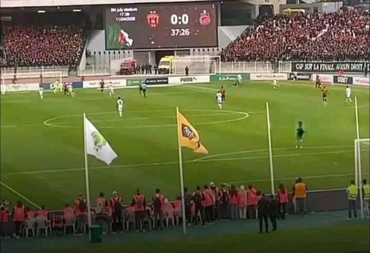 بعد رفض رفع العلم المغربي.. “الكاف” يتدخل ويسحب العلم الجزائري في ملعب 5 جويلية