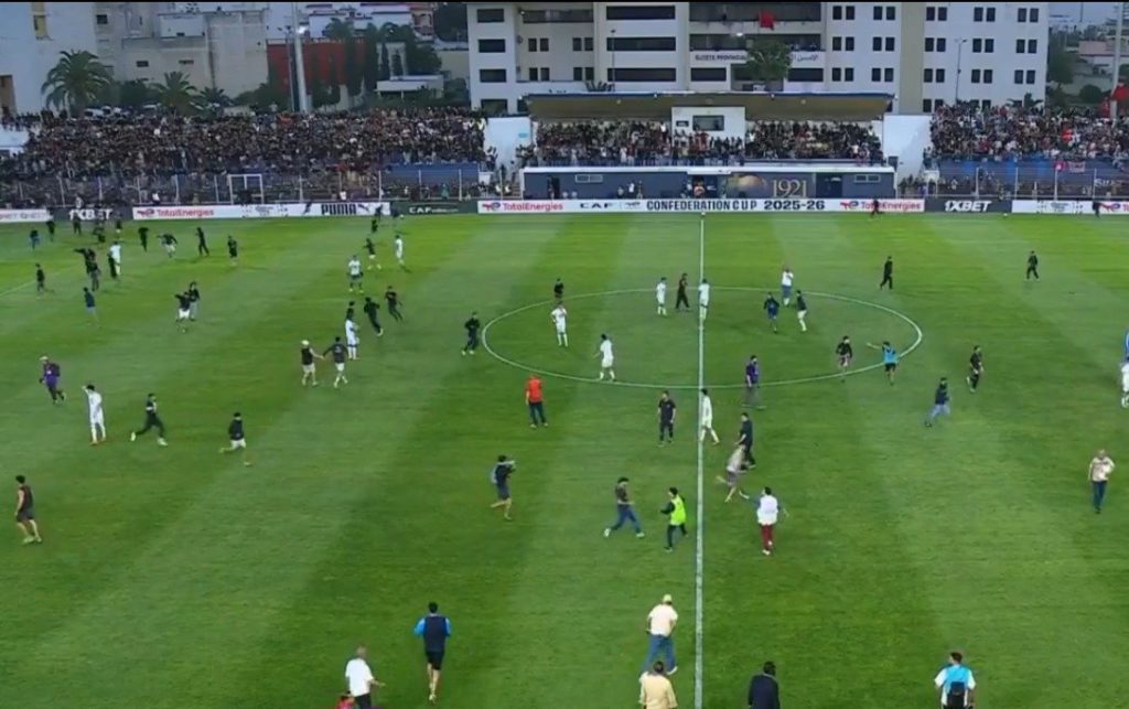 تأجيل إنطلاق مباراة أولمبيك أسفي ضد إتحاد العاصمة الجزائري بسبب إقتحام الجماهير