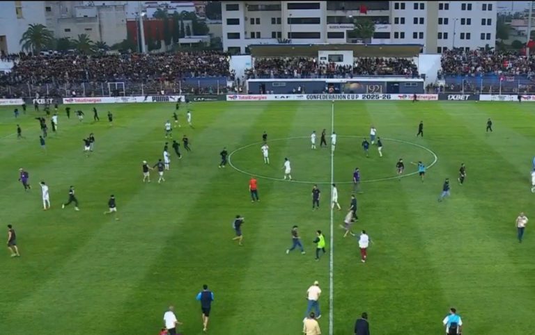 تأجيل إنطلاق مباراة أولمبيك أسفي ضد إتحاد العاصمة الجزائري بسبب إقتحام الجماهير