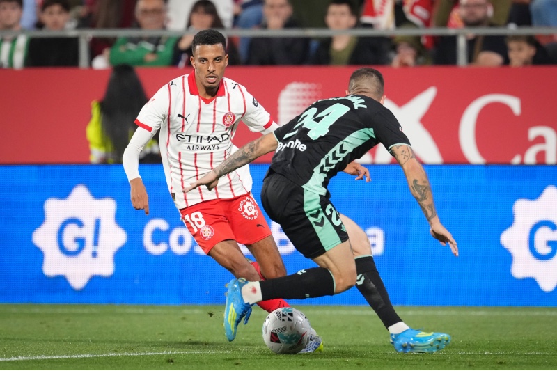 تصريحات مدرب جيرونا تضع أوناحي تحت المجهر بعد مباراة بيتيس