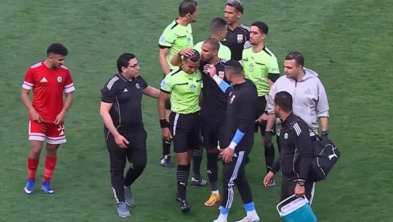 مشهد نادر يهز الدوري المصري.. بكاء حكم أثناء المباراة