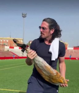 واقعة عنصرية جديدة.. رئيس نادٍ إسباني يطارد لاعبين مسلمين بلحم الخنزير (فيديو)