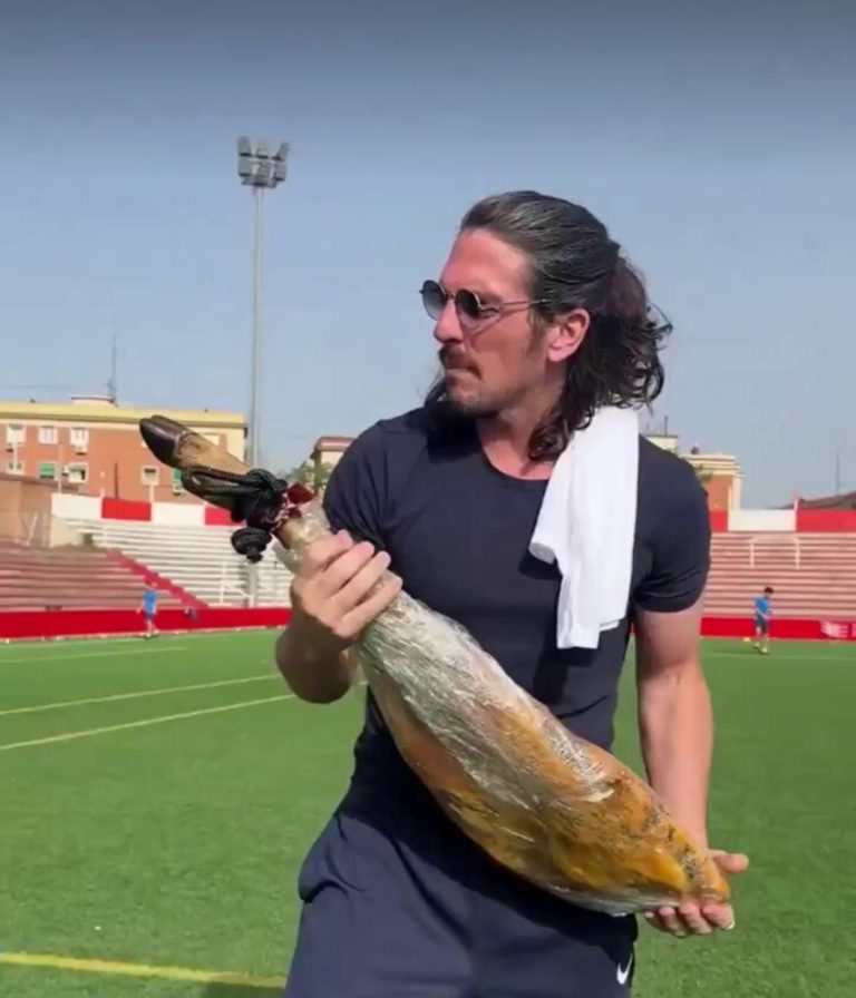 واقعة عنصرية جديدة.. رئيس نادٍ إسباني يطارد لاعبين مسلمين بلحم الخنزير (فيديو)