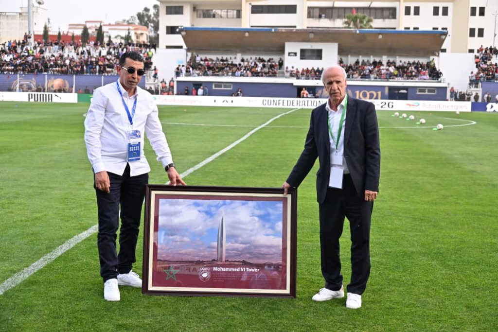 أيام بعد تدشينه .. رئيس أولمبيك أسفي يهدي صورة برج محمد السادس لرئيس إتحاد العاصمة الجزائري