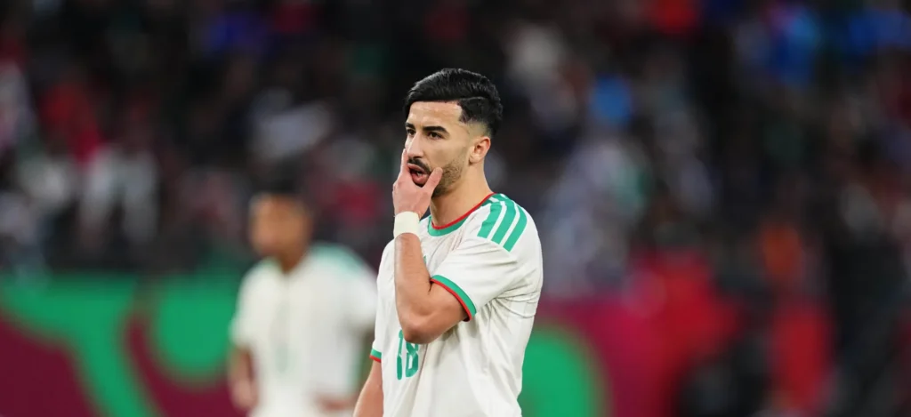 ما سر التوتر بين الجزائري عمورة وفينيسيوس؟