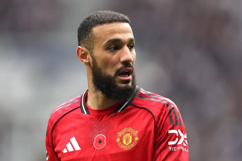 أسطورة المان يونايتد يصدم نصير مزراوي