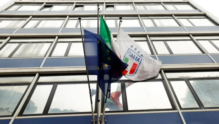 غضب جماهيري في روما… مقر الاتحاد الإيطالي يتعرض للتخريب