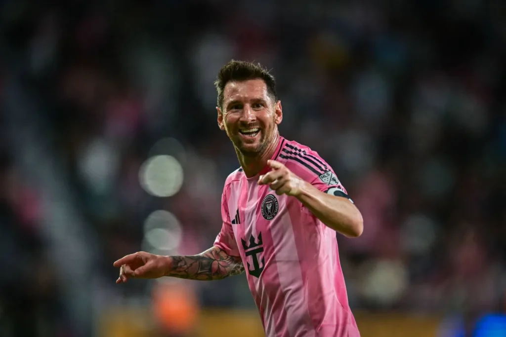 ميسي يهنئ برشلونة بعد فوزه بلقب الدوري الإسباني