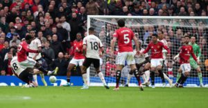 مانشستر يونايتد يحسم القمة أمام ليفربول ويضمن التأهل إلى دوري الأبطال