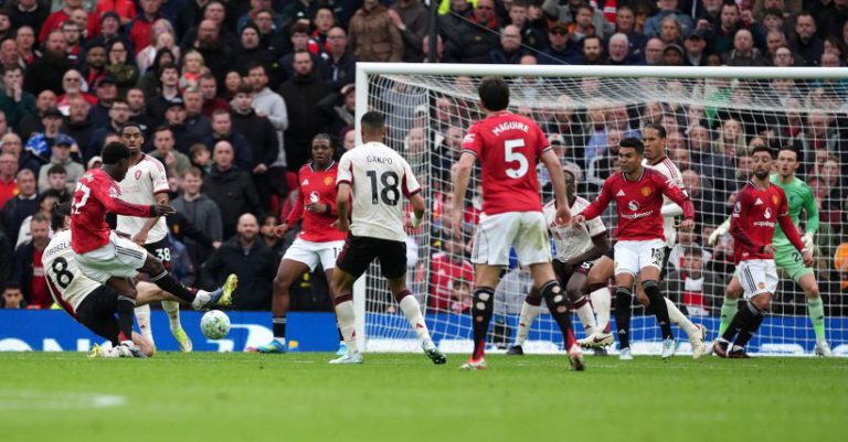 مانشستر يونايتد يحسم القمة أمام ليفربول ويضمن التأهل إلى دوري الأبطال