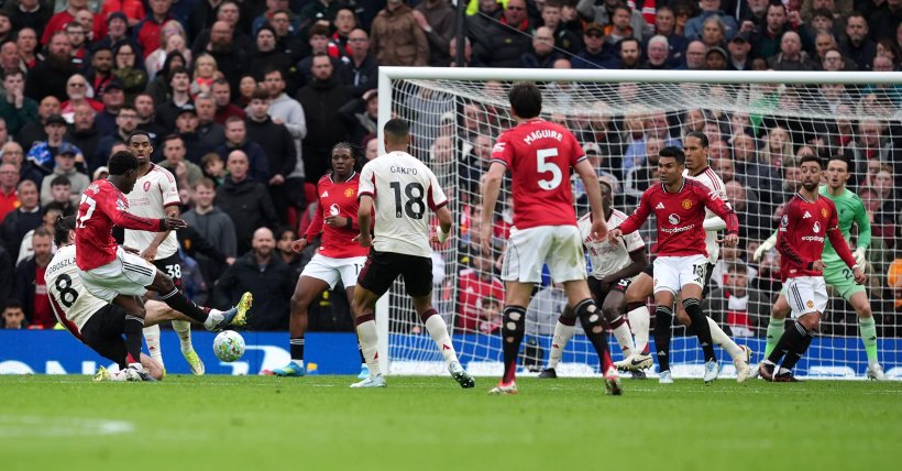 مانشستر يونايتد يحسم القمة أمام ليفربول ويضمن التأهل إلى دوري الأبطال