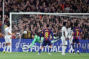 برشلونة يسقط ريال مدريد ويخطف لقب الدوري الإسباني