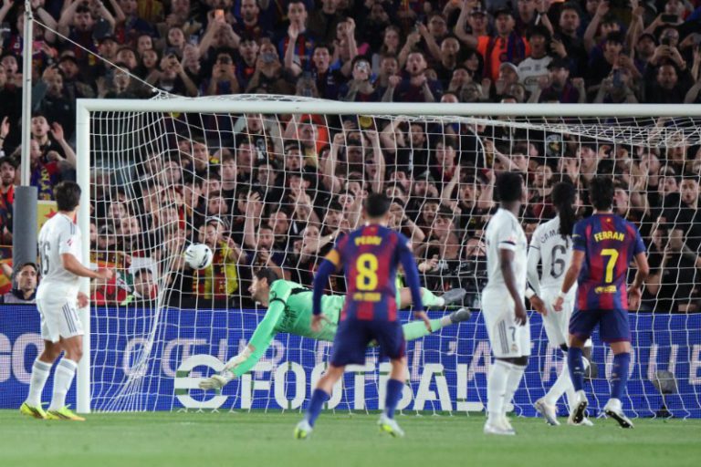 برشلونة يسقط ريال مدريد ويخطف لقب الدوري الإسباني