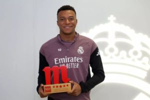 مبابي يحصد أول تتويج فردي مع ريال مدريد