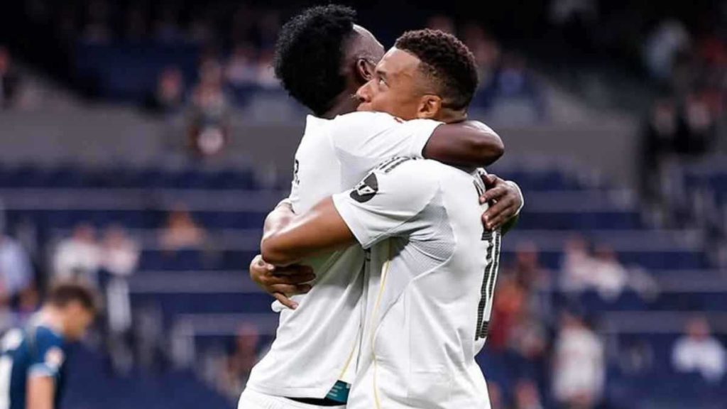 ريال مدريد يفوز على مضيفه إسبانيول بثنائية ويؤجل تتويج برشلونة