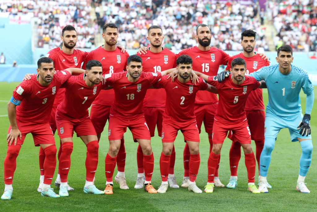 خامنئي يتسبب في اعتقال الحارس السابق لمنتخب إيران!
